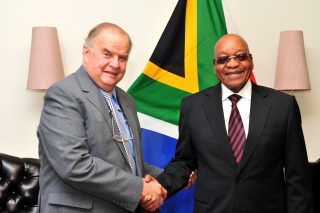 Pres. Jacob Zuma saam met regter Neels Claassen tydens die oorhandiging van die verslag in Pretoria. Foto: GCIS