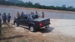 Die Toyota-dubbelkajuitbakkie wat uit die rivier gehaal is (Foto: SAPD, Limpopo)