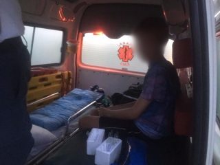 Die negejarige seun in die ambulans nadat hy gered is. Foto: Facebook via eblockwatch