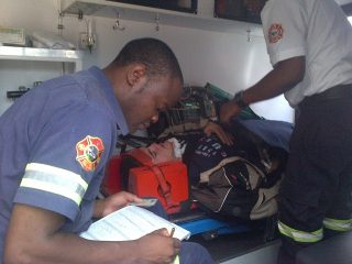 Elrich Engelbrecht en paramedici in die ambulans. Foto: Facebook