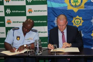 Lt.genl. Khomotso Phahlane en Ian Cameron onderteken die  samewerkingsooreenkoms. Foto: Jhua-Nine Wyrley-Birch.