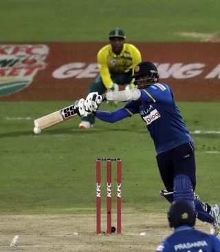 Sri Lanka se kaptein, Angelo Mathews, Vrydagaand tydens die T20-wedstryd in Centurion. Foto: AP Photo/Themba Hadebe