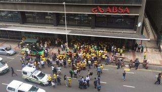 Betogers buite 'n Absa-bank in die Durbanse sakesentrum. Foto: Twitter via @DuRRbanSA