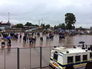 Mense stroom die Orlando-stadion in Soweto, Johannesburg binne vir die ANC se 105de verjaarsdagvieringe (8 Januarie 2017). Foto: Twitter via @MYANC