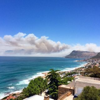 Die brand wat by Ocean View ontstaan het en van Hermanus af gesien kan word. Foto: Michelle Ubsdell/VWS/Facebook
