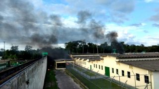 Rook borrel uit die Anisio Jobim-tronk in Manaus, Brasilië tydens onluste by die gevangenis waarin 56 mense dood is (2 Januarie 2017). Foto verskaf deur A Critica journal (ANA/Xinhua)