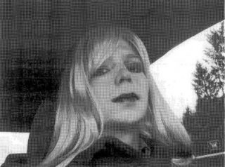 Chelsea Manning het in 2010 hierdie foto van haarself in 'n pruik en met grimering aan na haar toesighouer gestuur Foto: Wikipedia By Source (WP:NFCC#4), Fair use, https://en.wikipedia.org/w/index.php?curid=40324755