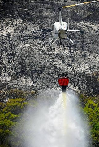 'n Helikopter help om die verwoestende brande by Danabaai te blus. Foto: Lauren Barwick