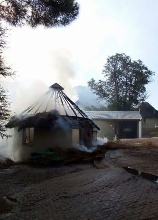 Een van die gebrande rondawels by die ATKV se Goudini Spa-oord by Rawsonville. Foto: Twitter via @GertDel 