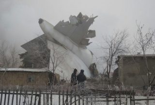ŉ Vragvliegtuig het Maandag (16 Januarie 2017) in Bisjkek, die hoofstad van Kirgistan, neergestort. Foto: Twitter via @BoardingAV