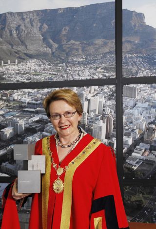 Helen Zille ontvang in 2008 die Wêreld Burgemeester-toekenning, twee jaar nadat sy burgemeester van Kaapstad geword het (Foto word met vergunning op Maroela Media gepubliseer) Foto: Helen Zille, "Not Without a Fight"