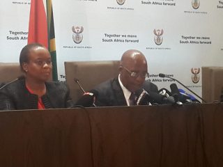 Gwen Ramokgopa en Aaron Motsoaledi tydens Dinsdag se perskonferensie. Foto: ANA