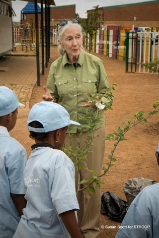 Jane Goodall spreek 'n gehoor toe (Foto: Susan Scott)