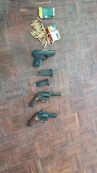 Die vuurwapens waarop beslag gelê is. Foto: SAPD