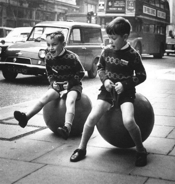 Kinders bons met balle in die straat. (Foto: ANP) 