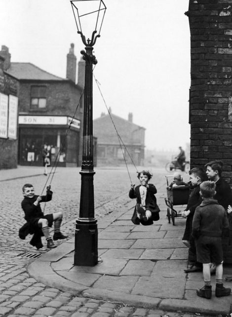 Kinders swaai met ŉ tou om ŉ straatlig in 1946. (Foto: Mirrorpix) 