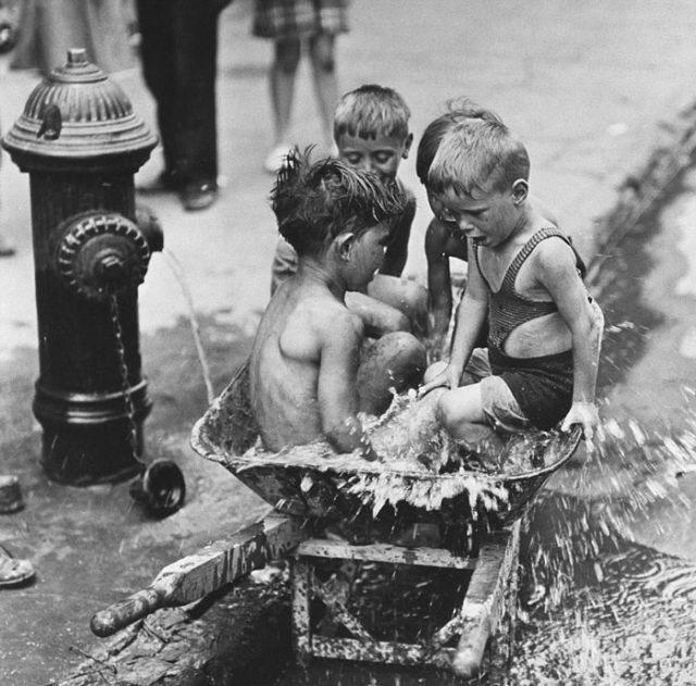 Kinders swem in  ŉ kruiwa in 1937. (Foto: Bettmann)