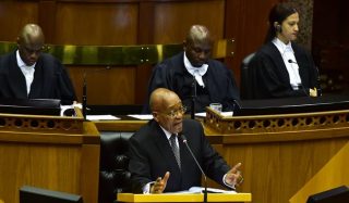 Pres. Jacob Zuma antwoord op die vrae en kritiek wat vandeesweek tydens die parlementêre debat oor die 2017-staatsrede gelewer is. Foto: Twitter via @SAgovnews