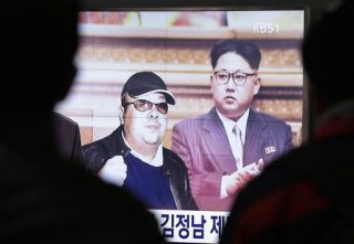 'n Televisieskerm wys foto's van die Noord-Koreaanse leier Kim Jong Un (regs) en sy ouer broer, Kim Jong Nam by Seoul-treinstasie (Foto: AP Photo/Ahn Young-joon)