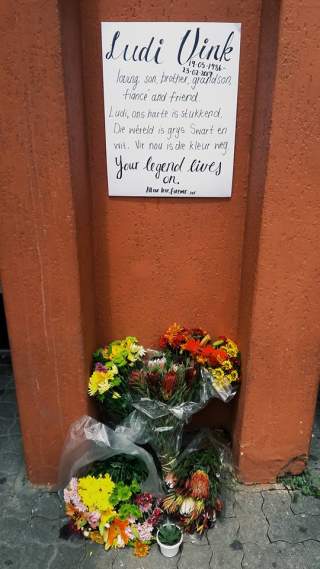 Blomme in Alberton ter herinnering aan Ludi Vink. Foto: Facebook