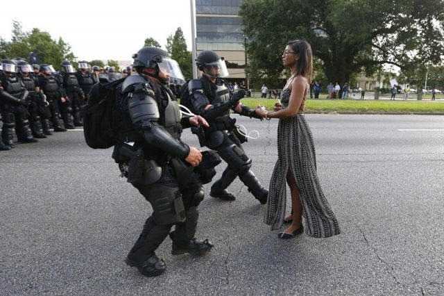 Ieshia Evans konfronteer die polisie tydens ŉ betoging teen polisiegeweld (Foto: Jonathan Bachman/Thomson Reuters)