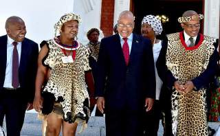 President Jacob Zuma en Des van Rooyen, minister van samewerkende regering en tradisionele sake by the amptelike opening van die Nasionale Huis van Tradisionele Leiers Foto: GCIS