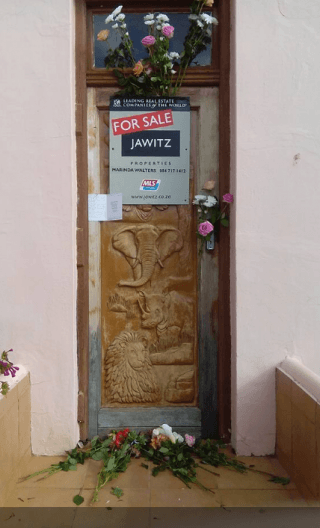 Die deur van die prokureursfirma waar Alice gewerk het. Foto: Facebook.
