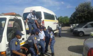 Polisiebeamptes in Delft, Kaapstad Foto: @SAPoliceService, Twitter