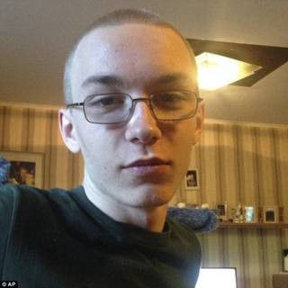 Die 19-jarige man wat in hegtenis geneem is het foto's van homself op sosiale media gedeel (Foto: Daily Mail)