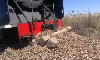 Die trein van Friends of the Rail wat tot stilstand gedwing is nadat die spoorlyn gesteel is (21 Maart 2017) Foto: Gemeenskapspolisiëringsforum, Cullinan