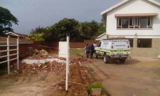 Uitgrawing van die geraamte by die huis in Beachwayweg in Durban-Noord Foto: SAPD KwaZulu-Natal
