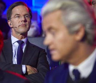 Rutte (links) en Wilders (regs) Dinsdag tydens 'n laaste verkiesingsdebat. Foto: Phil Nijhuis HH POOL via AP