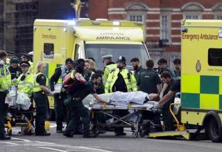 Paramedici laai ŉ beseerde persoon in ŉ ambulans buite die Britse parlement in Londen (22 Maart 2017). Foto: AP Photo/Matt Dunham