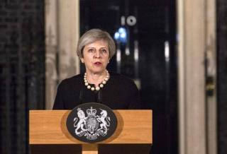 Theresa May, die Britse eerste minister, spreek die media buite 10 Downing Street in Londen toe (22 Maart 2017). Foto: AP Photo