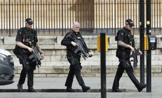 Gewapende polisiebeamptes buite die Britse parlement in Londen (23 Maart 2017). Foto: AP Photo/Kirsty Wigglesworth