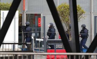 Polisiebeamptes buite die Orly-lugahwe in Parys, Frankryk (18 Maart 2017). Foto: AP Photo/Thibault Camus