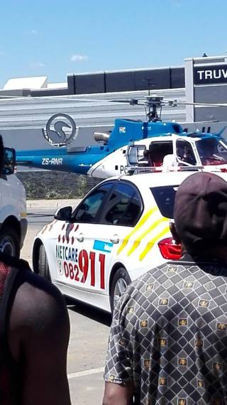 Die polisie en paramedici buite Springs Mall. Foto: Via @tshepomoswa / Twitter