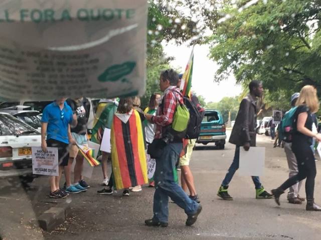 Duisende betogers in Zimbabwe en Suid-Afrika het Saterdag gevra dat pres. Robert Mugabe moet bedank (Foto: ANA)