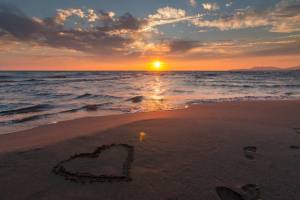 liefde-hart-strand-sonsondergangs-voetspore