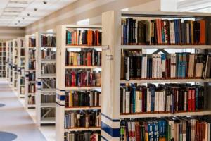 biblioteek-universiteit-boeke-boekrakke-kennis
