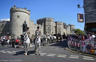 Meer as 250 lede van die Britse gewapende magte het gister aan ŉ kleedrepetisie deelgeneem waartydens die koetsoptog deur die stad Windsor ingeoefen is. (Foto: Twitter/Kensington-paleis)