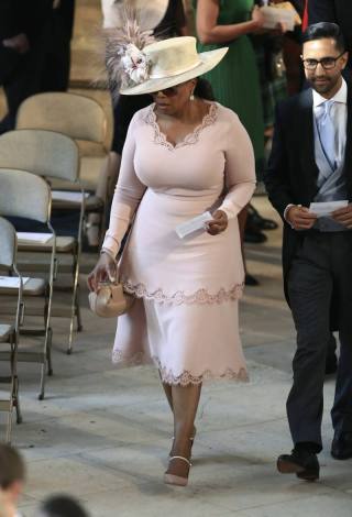 Oprah soek haar sitplek in die kapel. (Foto: AP Photostream)