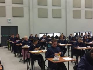 Die leerders van die skool brei blokkies tydens die eksamen. (Foto: Facebook)