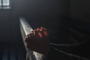 gebed-hande-kerkbankie-deur-himsan