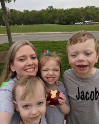 Julie Edwards en haar drie kinders, Jacob, Paxton en Brinley. (Foto: Facebook)