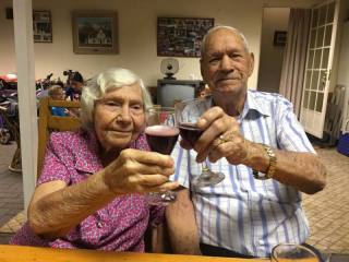 Tannie Annie en oom Petrus verlede jaar met hulle huweliksherdenking. (Foto: Verskaf)