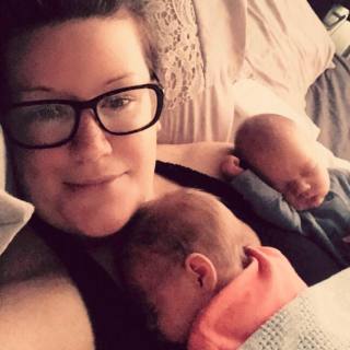 Jennifer Ashwood en haar tweeling, Piran en Poppy. (Foto: Facebook)