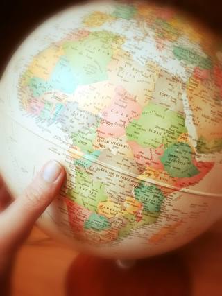 afrika-vasteland-aardbol-kaart-duim-kleur