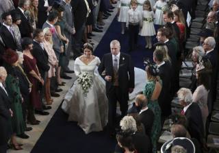 Prinses Eugenie word deur haar pa, prins Andrew, na die kansel begelei. (Foto: ANA)