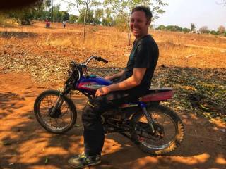Corrie op sy motorfiets in Afrika. Hy reis sowat jaarliks in Afrika. (Foto: Verskaf)